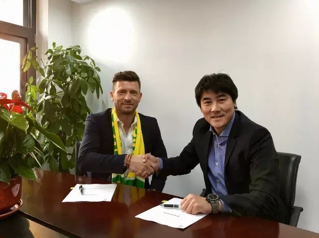 实力主创阵容亮相开机仪式 “逃生”谐音梗彰显惊险与喜感众多实力主创亮相电影《极限逃生》的青岛开机仪式，包括新锐青年导演杨晓明、演技实力派吴昱翰、人气小花徐璐，另有百变喜剧新生张海宇倾情加盟